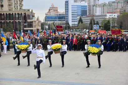 В День освобождения города одесситы возложили цветы к памятнику Неизвестному матросу и  стеле Крылья Победы