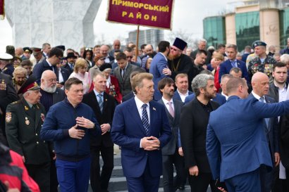 В День освобождения города одесситы возложили цветы к памятнику Неизвестному матросу и  стеле Крылья Победы