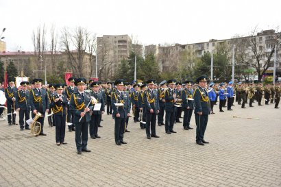 В День освобождения города одесситы возложили цветы к памятнику Неизвестному матросу и  стеле Крылья Победы