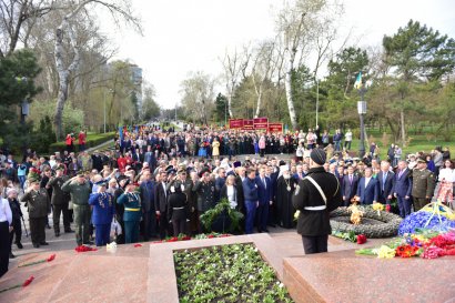 В День освобождения города одесситы возложили цветы к памятнику Неизвестному матросу и  стеле Крылья Победы