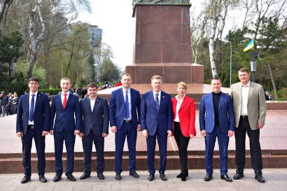 В День освобождения города одесситы возложили цветы к памятнику Неизвестному матросу и  стеле Крылья Победы