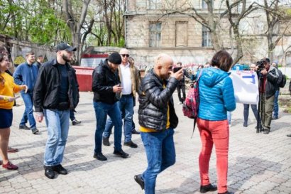 В Одессе народного депутата облили нечистотами из-за конфликта вокруг Летнего театра (видео)