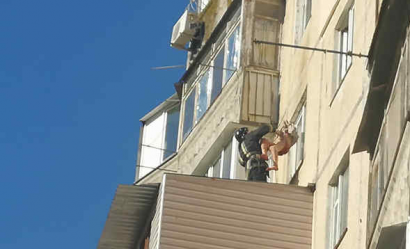 На поселке Котовского женщина выжила после падения с 9 этажа благодаря балкону