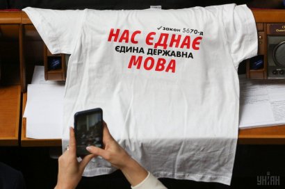 "Снимайте лапшу с ушей": политолог объяснил, зачем Порошенко нужен языковой закон