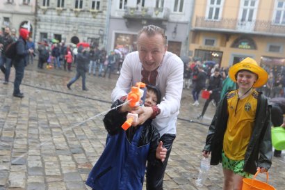 В центре Львова отмечают Поливальный понедельник