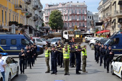 Одесские патрульные и полицейские провели флешмоб ко Дню вышиванки