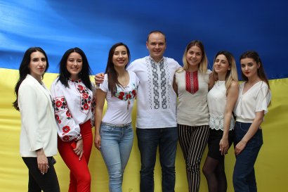 Студенты Одесской Юракадемии провели флешмоб ко Дню вышиванки