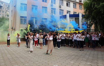 Студенты Одесской Юракадемии провели флешмоб ко Дню вышиванки