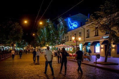 На главной улице Одессы появился неоновый мурал