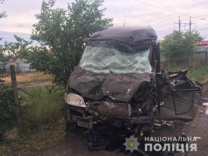 В районе села Усатово столкнулись микроавтобус и фура: четыре человека пострадали