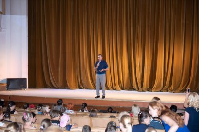 При поддержке Сергея Кивалова маленькие одесситы посетили премьеру «Дюймовочки» в Украинском театре