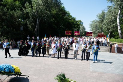 В день скорби и памяти жертв войны одесситы возложили цветы к памятнику Неизвестному матросу
