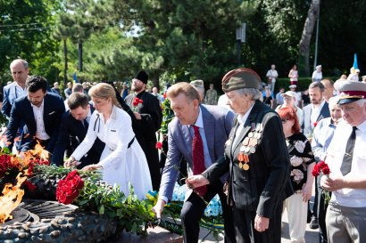 В день скорби и памяти жертв войны одесситы возложили цветы к памятнику Неизвестному матросу