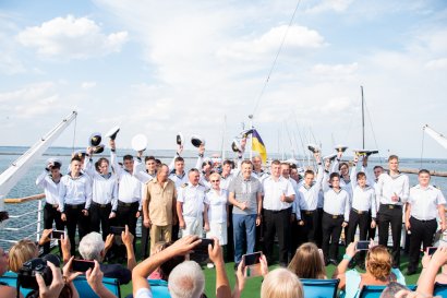 В добрый путь, моряки!  На теплоходе «Хаджибей» состоялся выпуск Морского училища Одесской Юракадемии
