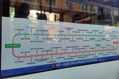 На одесских троллейбусах появились схемы маршрутов как в метро