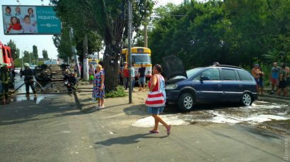 ДТП на Николаевской дороге: перевернулся внедорожник, микроавтобус на рельсах, пятеро пострадавших