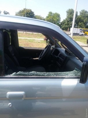 На Киевской трассе неизвестный расстрелял автомобиль из ружья