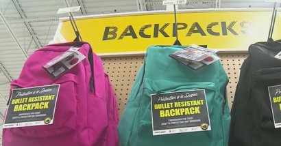 В США родители покупают детям пуленепробиваемые рюкзаки
