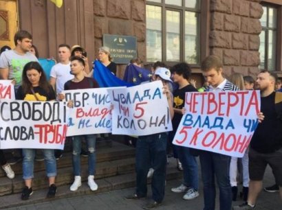 В Киеве журналисты пострадали от рук неизвестных, пытавшихся атаковать Порошенко