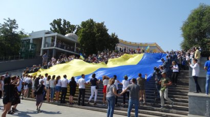 На Потемкинской лестнице развернули 28-метровый флаг Украины