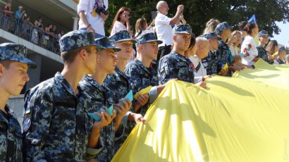 На Потемкинской лестнице развернули 28-метровый флаг Украины