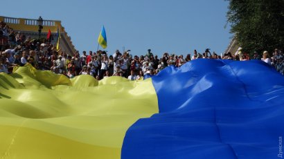 На Потемкинской лестнице развернули 28-метровый флаг Украины