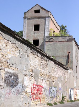 Древние здания пивзавода Санценбахера на Французском бульваре сносят под новостройки 
