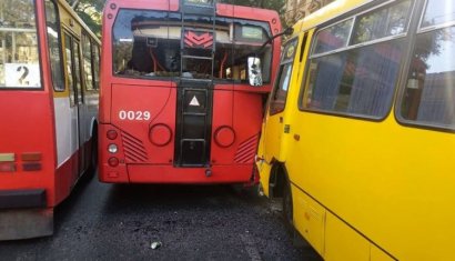 На Канатной маршрутка врезалась в троллейбус: есть пострадавшие