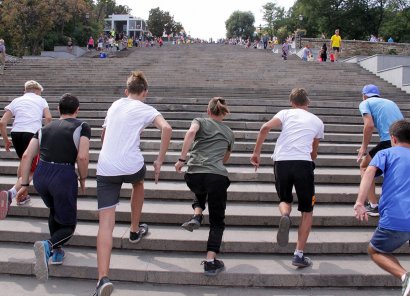 Вверх по Потемкинской: одесситы устроили массовый забег от улицы Приморской до памятника Дюку 
