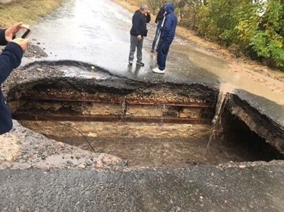 Непогода в области: провал на дороге и фура в кювете (фото)