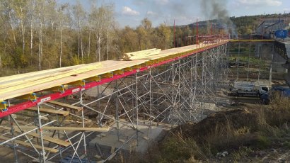 В Станице Луганской завершают возведение временного моста