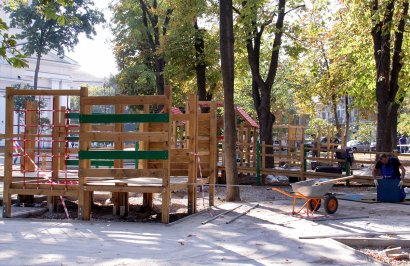 На Соборной площади строят самую большую в Одессе инклюзивную детскую площадку  