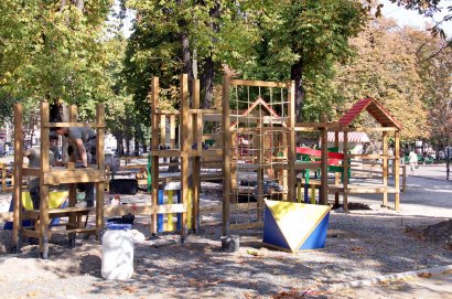 На Соборной площади строят самую большую в Одессе инклюзивную детскую площадку  