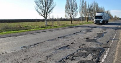 Не гололед разрушает асфальт на дорогах, а коррупция