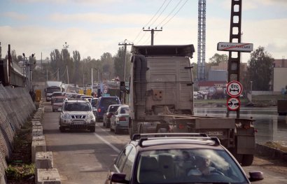 По понтонному мосту через Сухой лиман запретили ездить грузовикам свыше 20 тонн