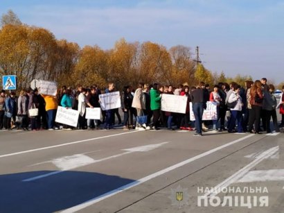 Учителя требовали выплат зарплат на трассе "Киев-Ковель"