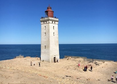 В Дании передвинули 120-летний маяк, чтобы он не упал в море (видео)
