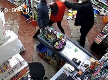 Пьяный дебошир избил женщин в магазине на Буковине