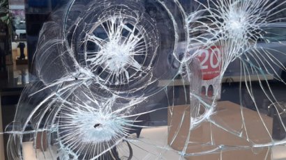 В Киеве неизвестные растрощили витрину магазина