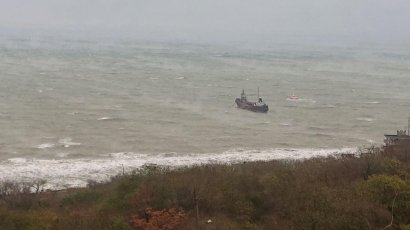 В Одесском аэропорту пострадали два самолета, а у побережья Одессы спасают танкер