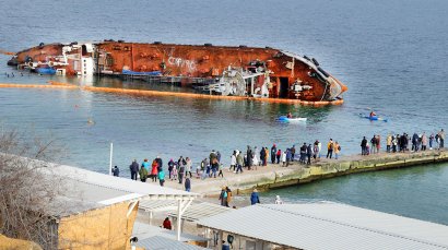 Место аварии танкера «Делфи» стало популярным для одесситов.