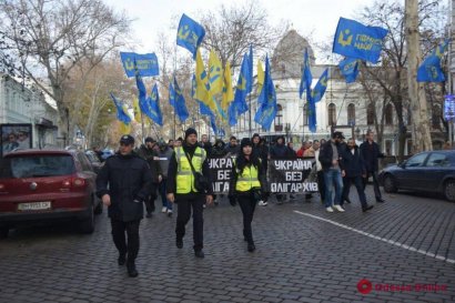 В Одессе митингующие прошлись маршем против олигархов (фото)