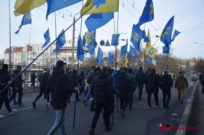 В Одессе митингующие прошлись маршем против олигархов (фото)