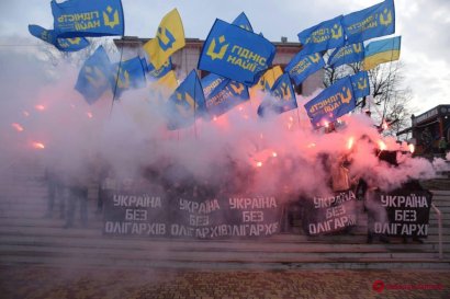 В Одессе митингующие прошлись маршем против олигархов (фото)