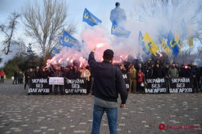 В Одессе митингующие прошлись маршем против олигархов (фото)