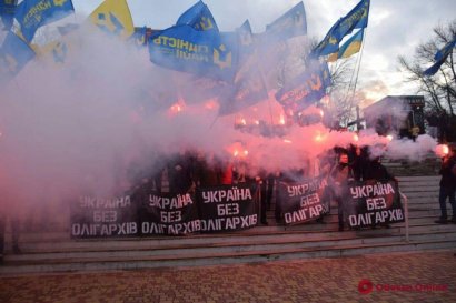 В Одессе митингующие прошлись маршем против олигархов (фото)