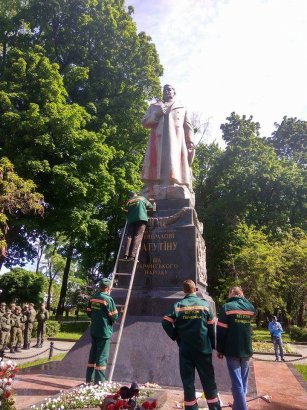 В Институте нацпамяти заявили, что в Киеве не будут сносить памятник генералу Ватутину 