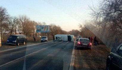 Микроавтобус перевернулся из-за гололеда на трассе в Одесской области