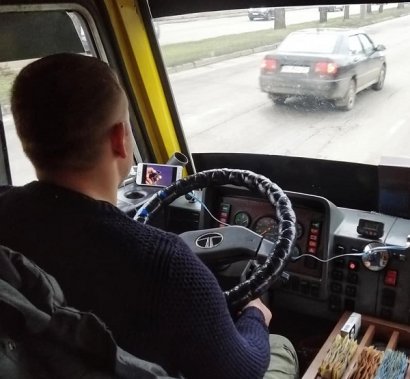 Водитель одесской маршрутки смотрел видеоролик прямо во время движения