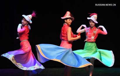 Китайские артисты выступили в Стамбуле с представлением в честь праздника Весны ФОТО